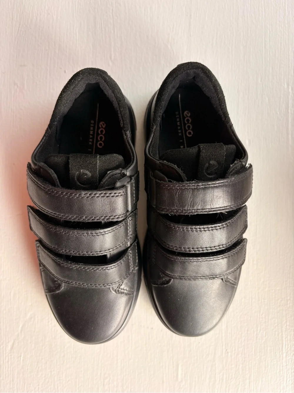 New ECCO Boys Black Leather Easy On Velcro Dress Shoes Sneakers Size 10.5-11